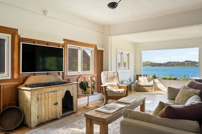 Foto del edificio - Sun-Filled Furnished Sausalito Home with Sweeping Bay Views