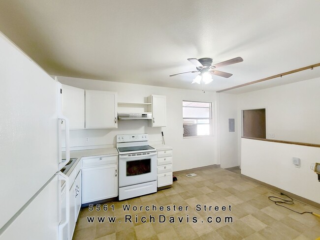 Foto del edificio - 4 bed, 2 bath house with washer/dryer hook...