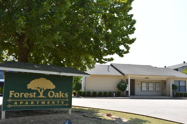 Vista de frente - Forest Oaks Apartments