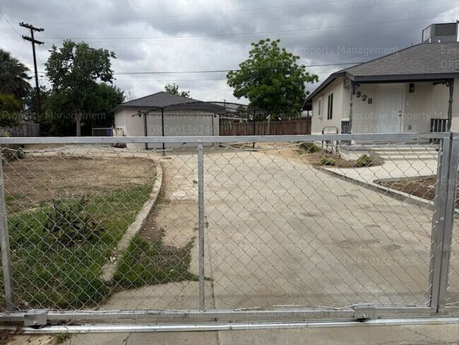 Foto del edificio - Remodeled 3-bedroom, 2-bath home near Ming Ave/ S. H St