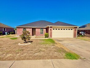 Building Photo - 2415 Isabelle Dr