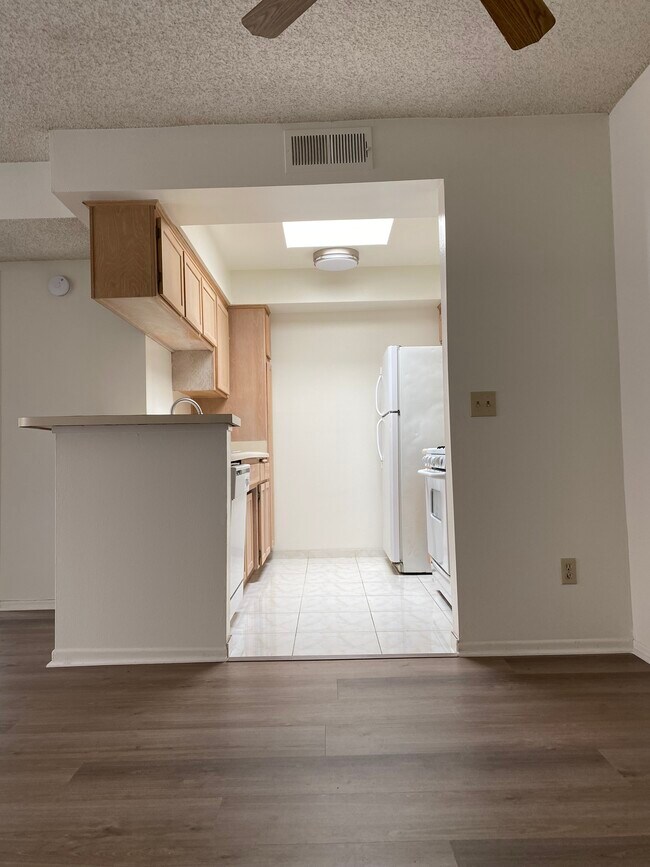 Kitchen w/skylight - 22501 Del Valle St