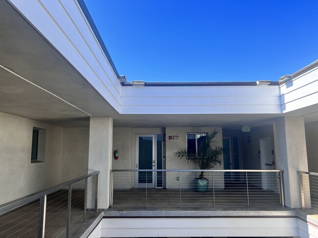 Building Photo - 890 W Cliff Dr