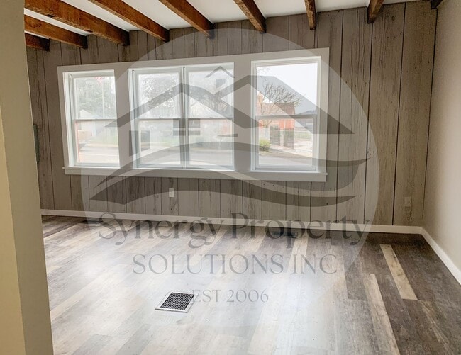 Building Photo - Main St E 12