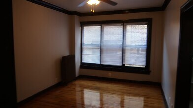 Building Photo - 846 W Montrose Ave