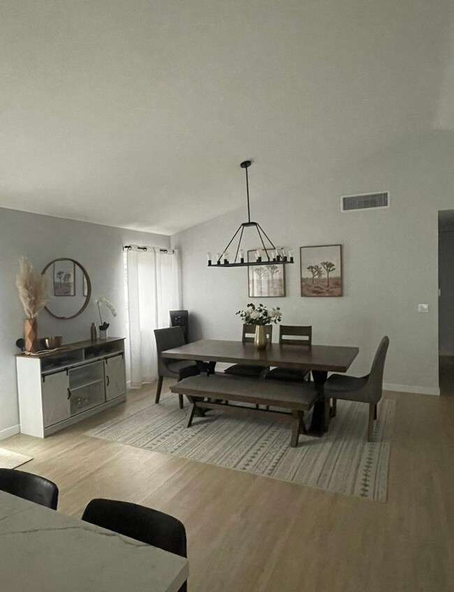 Foto del edificio - Updated 3BR/2BA with attached garage, SOLA...