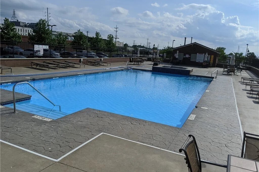 Foto principal - 401 W Shoreline Dr