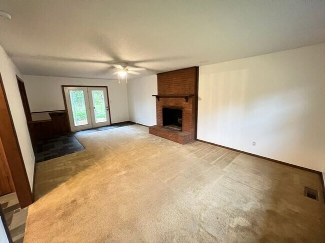 Foto del edificio - Large 4 bedroom home with optional HUGE de...