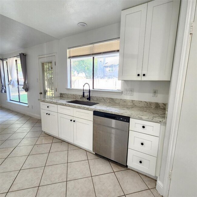 Foto del edificio - 8826 Lakeside Forest Dr