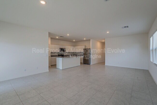 Building Photo - 6450 W Magdalena Ln