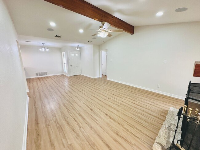 Building Photo - MOVE IN SPECIAL!!! - Updated 3-Bed Home wi...