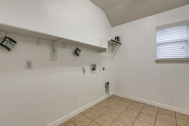 Building Photo - 612 Excalibur Dr