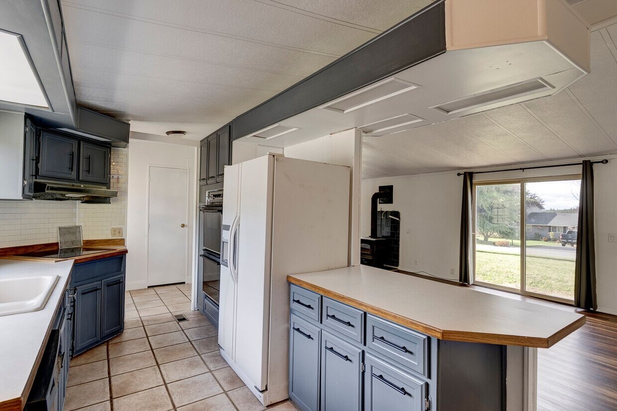 3 Bed 2 Bath Pet Friendly Home - 3 Bed  2 Bath Pet Friendly Home