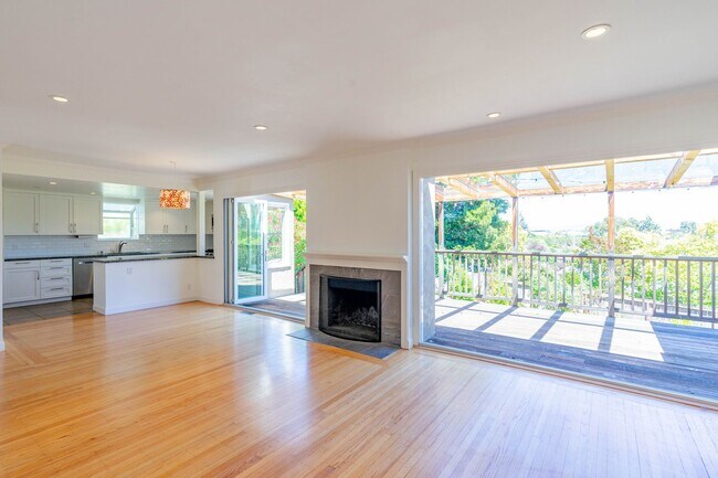 Foto del edificio - 5BR/3BA Remodeled Mid Century Modern Home!...