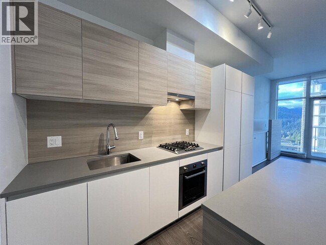 Building Photo - 652 Whiting Way