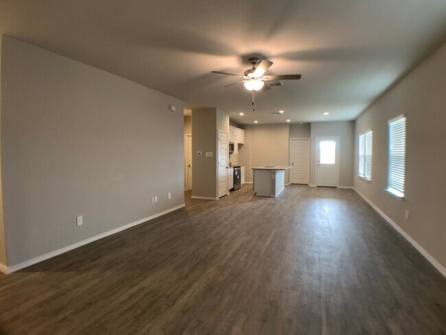 Foto del edificio - 3/2/2 in House Spring Valley / Luxury Vinyl Plank Through Out (NO Carpet) / Fenced in Yard / CISD...