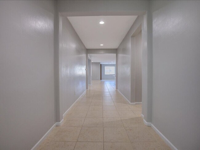 Foto del edificio - 3 Bedroom 2 Bathroom with Flex/office room