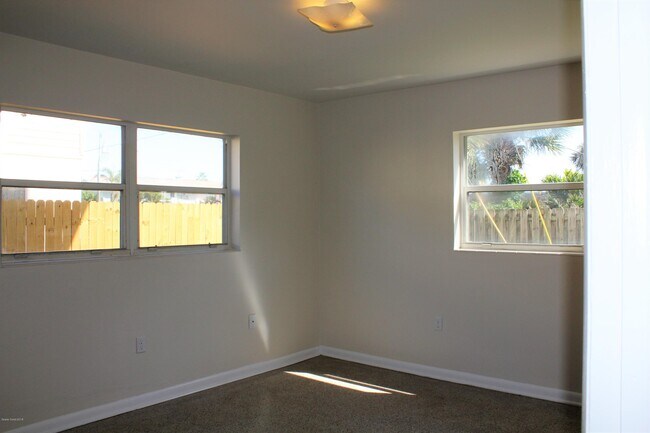 Building Photo - 651 Palm Dr