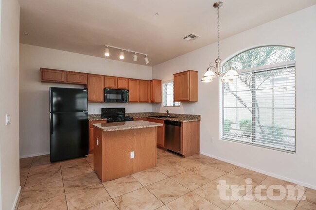 Foto del edificio - 1350 S Greenfield Rd