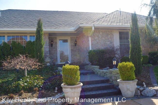 Building Photo - 3 br, 2.5 bath House - 1108 Oak Tree Dr