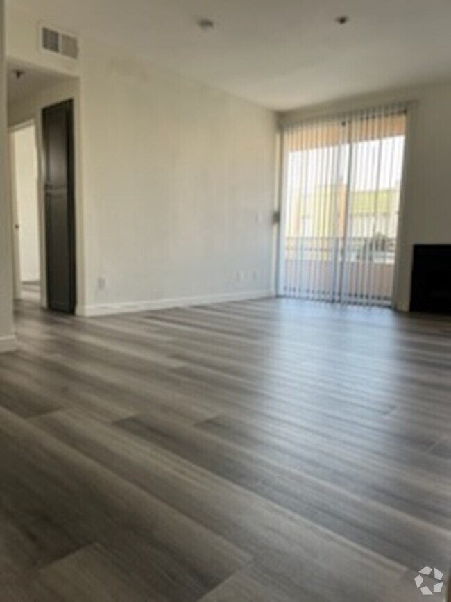 Building Photo - 1210 N Las Palmas Ave