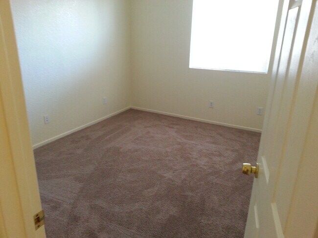 Bedroom - 520 N Cambridge St