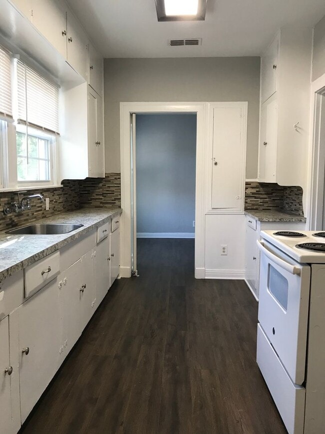 Building Photo - Upstairs Duplex close to Barksdale Air For...