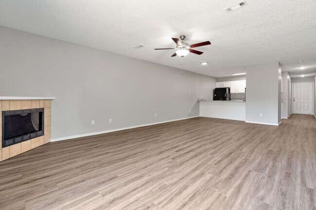 Building Photo - 3 Bed 2 Bath duplex just minutes to I-49