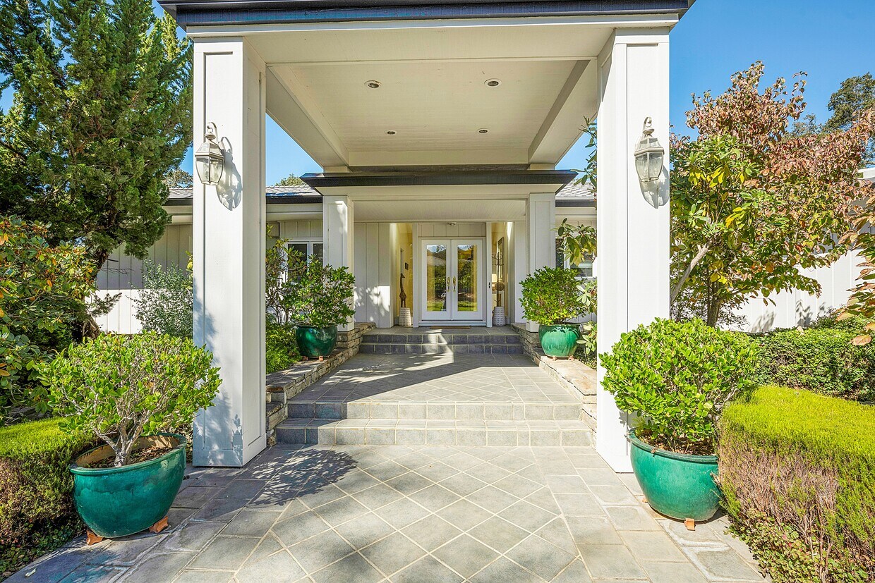 Foto principal - 2700 Hillcrest Dr