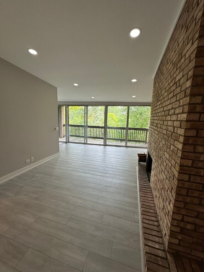 Building Photo - 5700 Hillcrest Ln