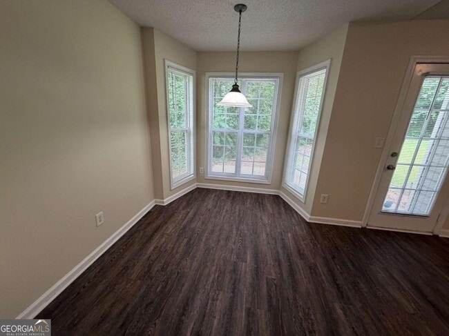 Foto del edificio - 211 Ravenwood Ct