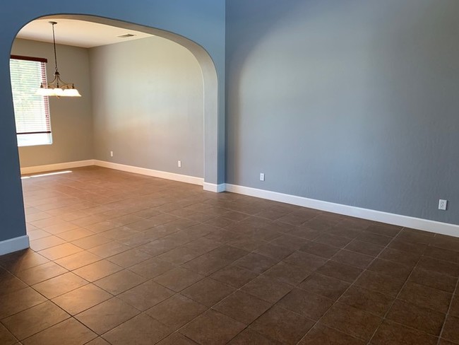 Building Photo - Gorgeous 5 Bedroom Tulare Home for Rent!