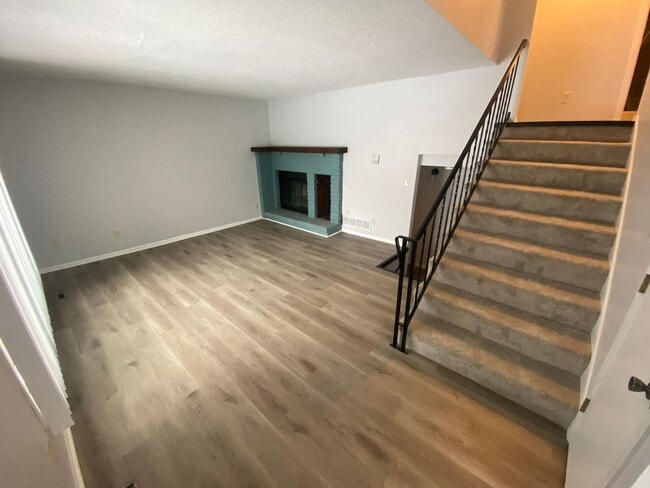 Building Photo - New Renovated 2br/1ba Townhome in Apple Va...