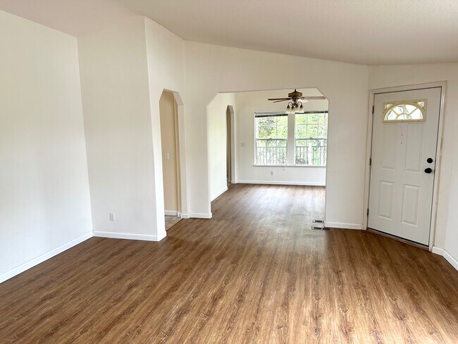 Foto del edificio - 6415 Mitchell Rd