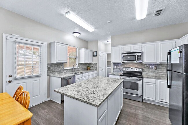 Foto del edificio - 2715 Woodlark Dr