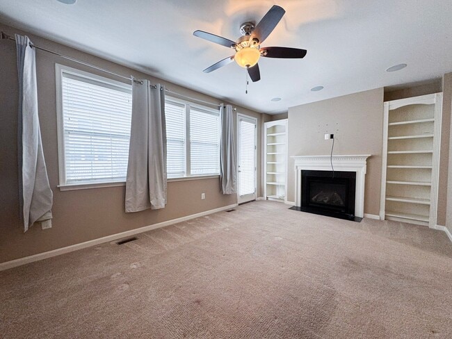 Building Photo - Beautiful And Spacious 3 Bed 3.5 Bath Interior Brick Townhome With Balcony In Hastings Marketplace