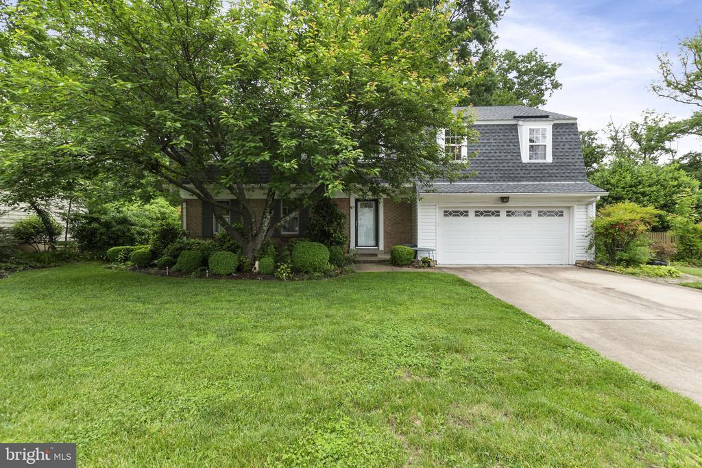 Foto principal - 6048 Redwood Ln