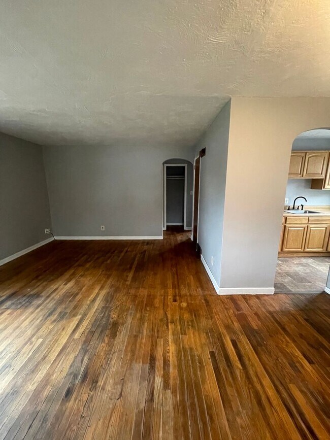 Building Photo - Two Bedroom House in North Linden*$1199.00