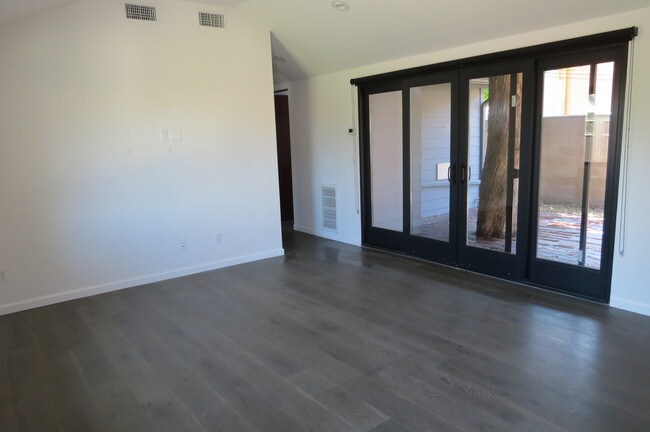 Foto del edificio - 1225 E Mariposa Ave