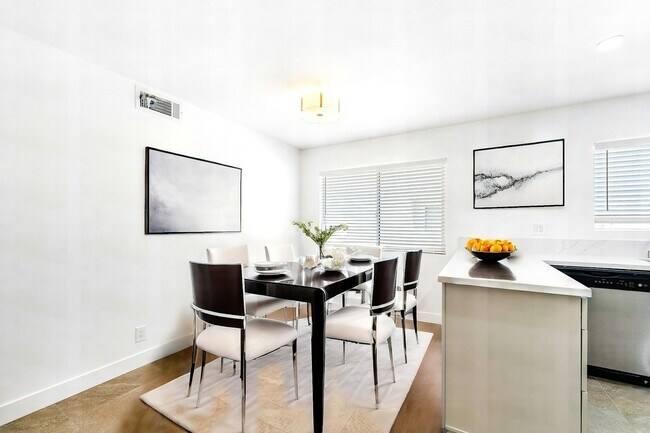 Foto del edificio - 12390 Chandler Blvd