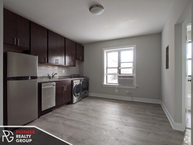 Building Photo - 440 W Belden Ave