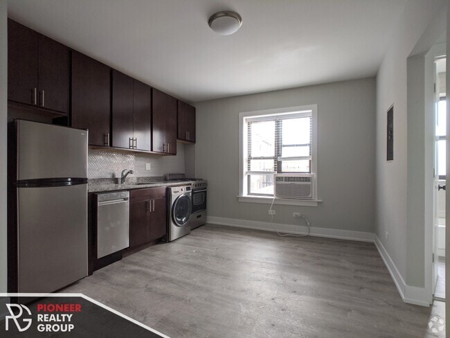 Building Photo - 440 W Belden Ave