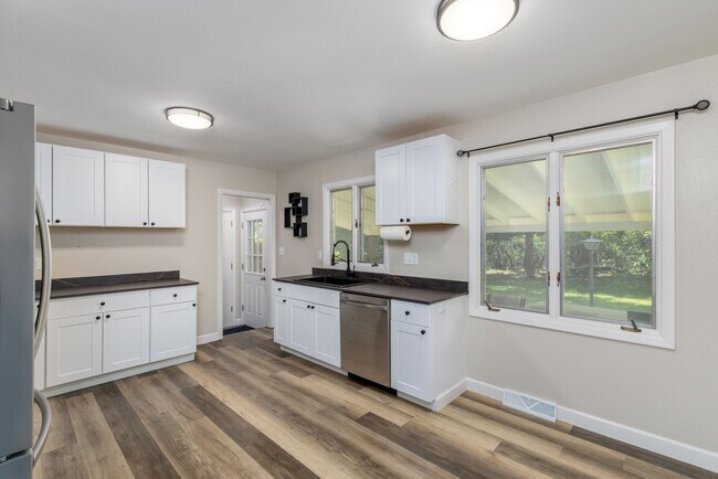 Building Photo - 5 bedroom 2 bath rental