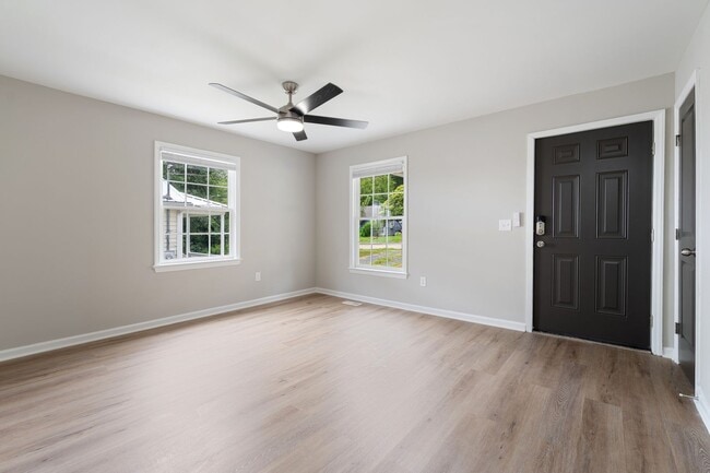 Building Photo - Freshly Updated 3 Bed, 2 Bath Home in Prim...