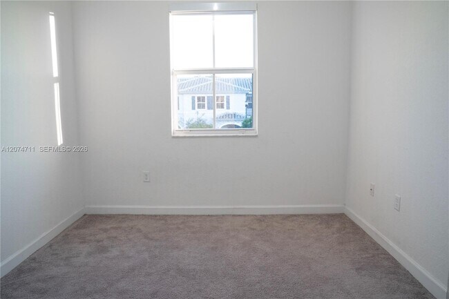 Foto del edificio - 2684 SE 19th St