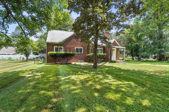 Building Photo - 822 Searles Rd