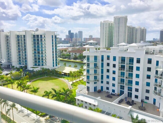 Foto del edificio - 3131 NE 188th St