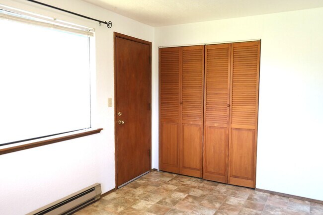 Building Photo - Charming 3 Bedroom Home