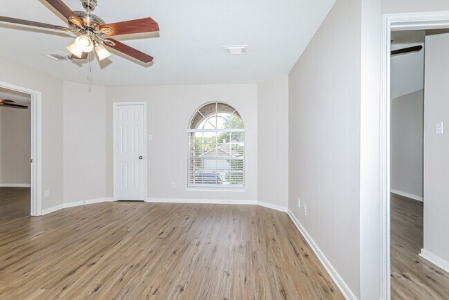 Building Photo - 10410 Enchanted