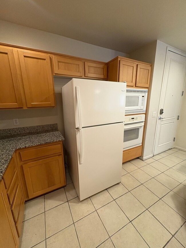 Building Photo - Amazing unfurnished 2 bedroom condo at Par...